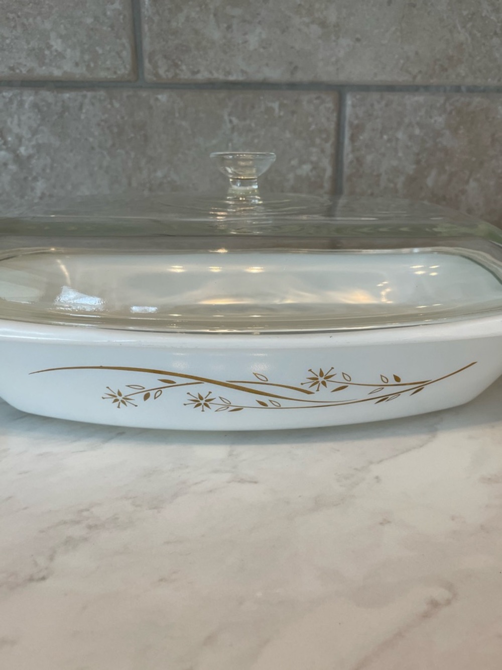 Vintage Pyrex Golden Honeysuckle Casserole Dish with lid - 2.5 Quart - Picture 3 of 8